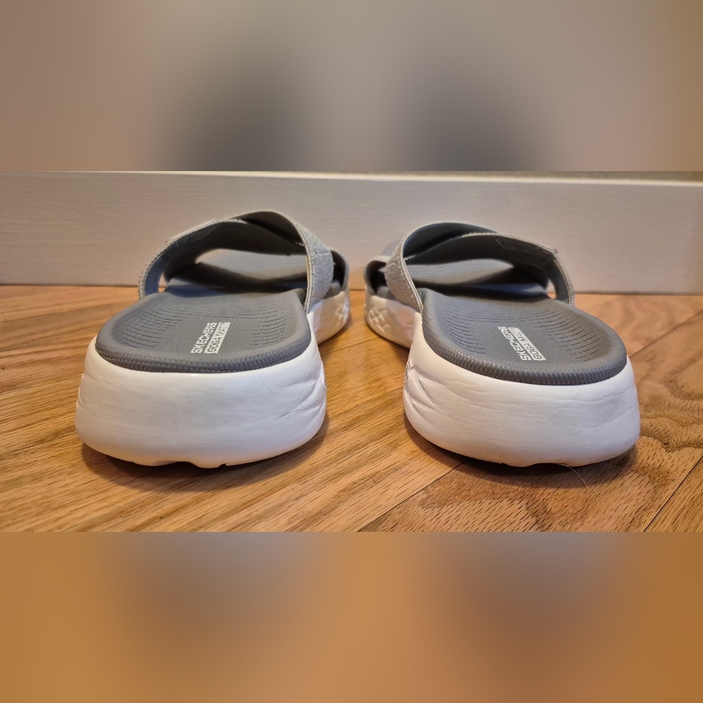 Skechers Women's 8 On The Go Silver Goga Mat Slide Sandals EUC - Picture 5 of 11